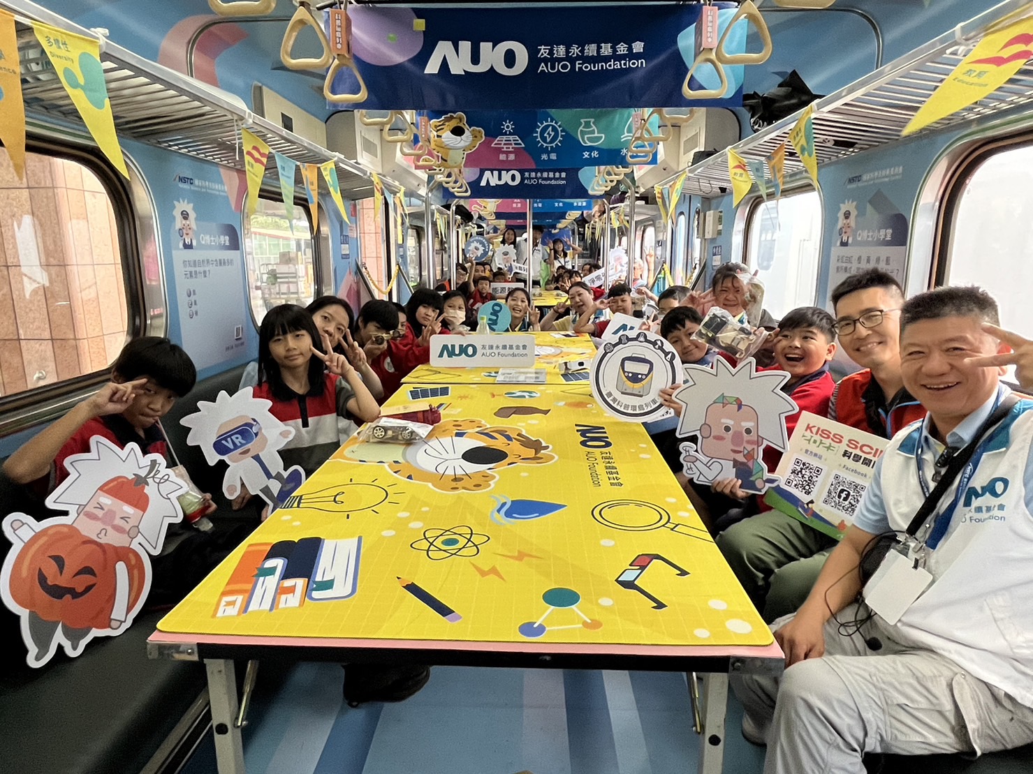 88858cc永利永續基金會參與「臺灣科普環島列車」，設計基礎科學車廂課程，以「淨零碳排和永續能源」為主題，讓學生透過創意實驗認識淨零知識，以及思考生活中的減碳行為