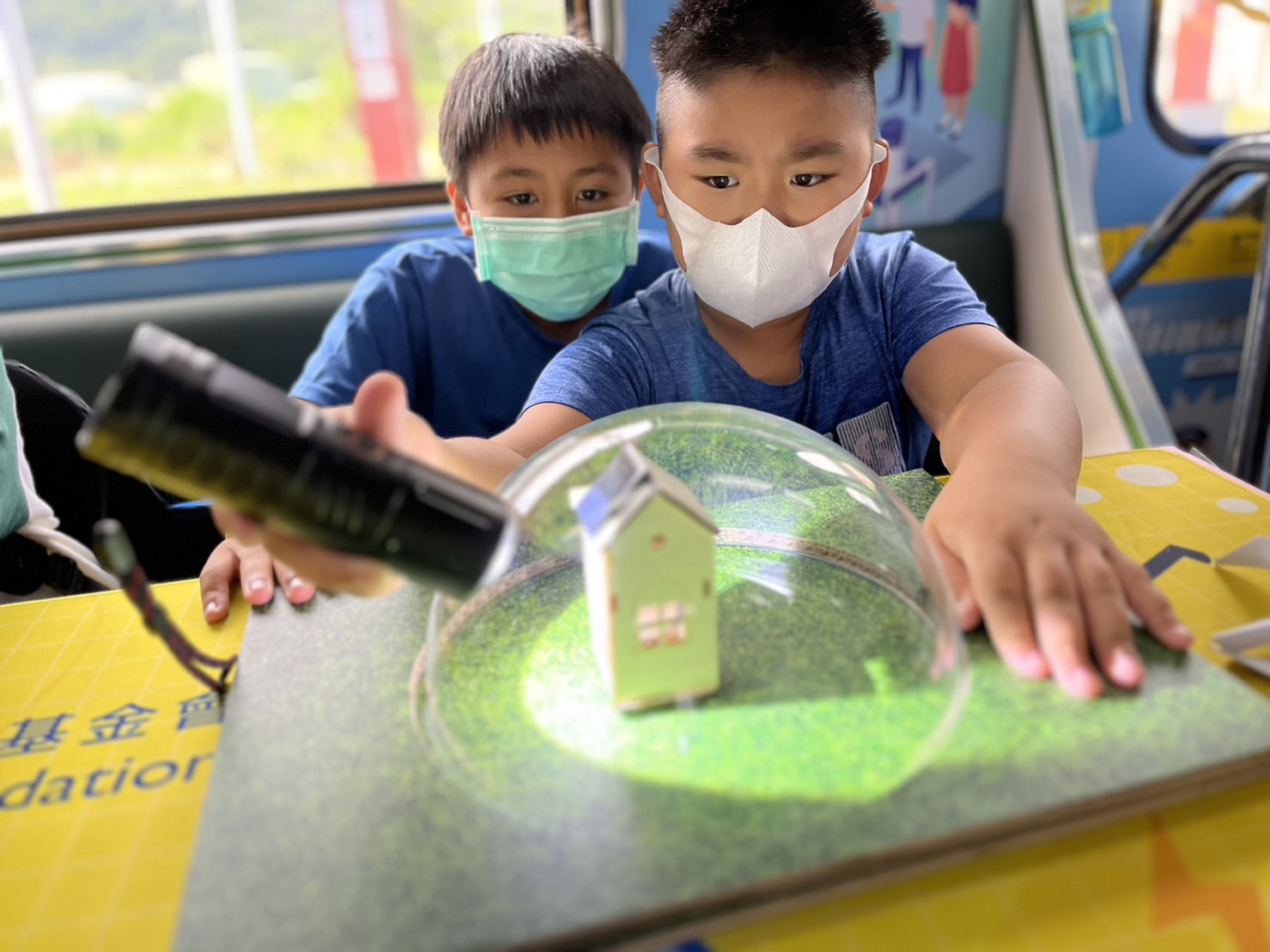 88858cc永利參與基礎科學主題車廂，以STEAM教學精神，設計「逐日科學家」、「太陽能工程師」以及「淨零建築師」三大能源科普課程和實驗